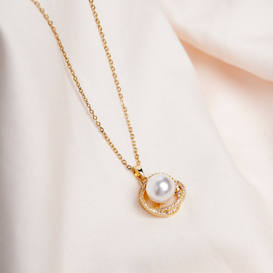 Elegant Solitaire Pearl Pendant