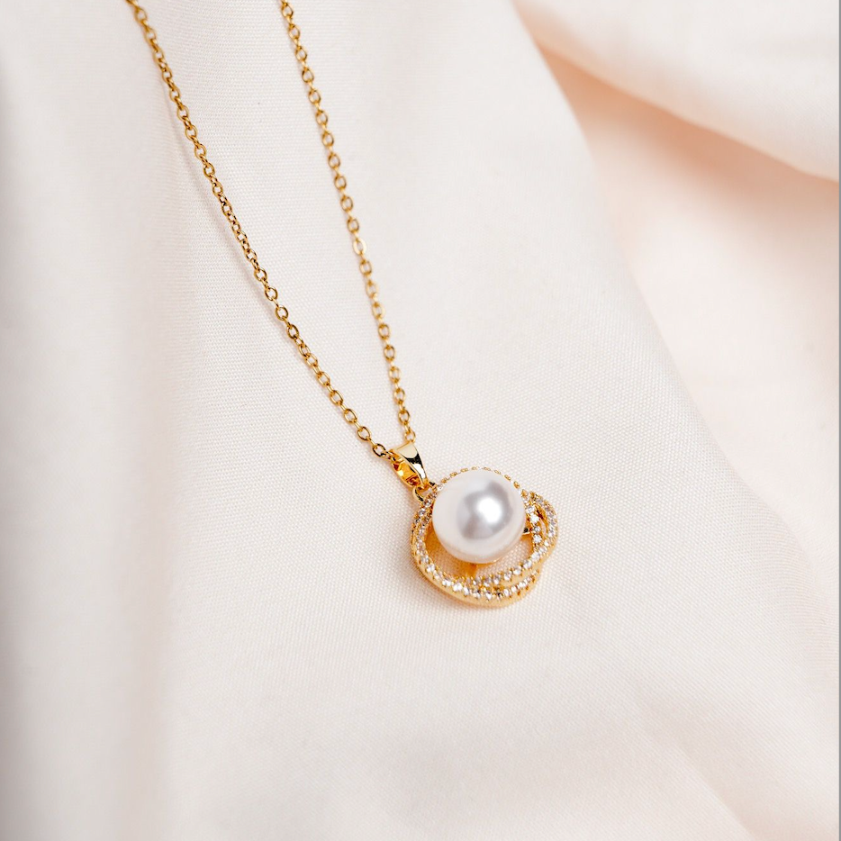 Elegant Solitaire Pearl Pendant